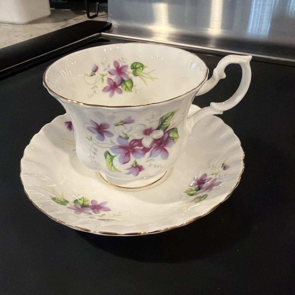 Royal Albert‎ Violets Purple Gold Teacup & Saucer Fine Bone China England